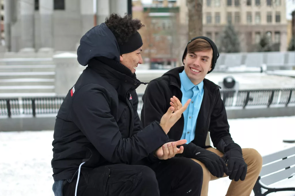 Dois homens jovens conversando sobre interseccionalidade